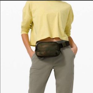 🍋 Lulu Lemon Everywhere Belt Bag. Lululemon
Limited Edition Camo.